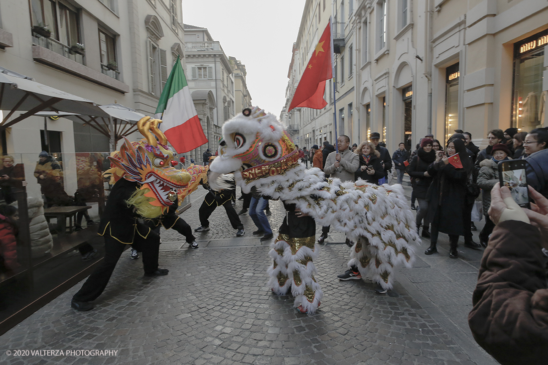 _X9B0753.jpg - 24/01/2020. Torino. Torino festeggia il Capodanno Cinese. Le 10 associazioni che riuniscono la comunitÃ  cinese di Torino hanno organizzato dal 24 al 26 gennaio un ricco programma di appuntamenti ed eventi per celebrare la festa piÃ¹ importante nel paese del Dragone. Nella foto la parata di apertura del capodanno cinese e danza beneaugurale del drago e del leone.