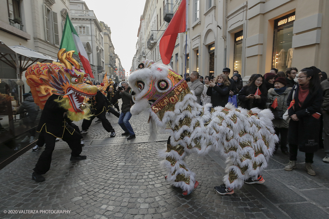 _X9B0758.jpg - 24/01/2020. Torino. Torino festeggia il Capodanno Cinese. Le 10 associazioni che riuniscono la comunitÃ  cinese di Torino hanno organizzato dal 24 al 26 gennaio un ricco programma di appuntamenti ed eventi per celebrare la festa piÃ¹ importante nel paese del Dragone. Nella foto la parata di apertura del capodanno cinese e danza beneaugurale del drago e del leone.