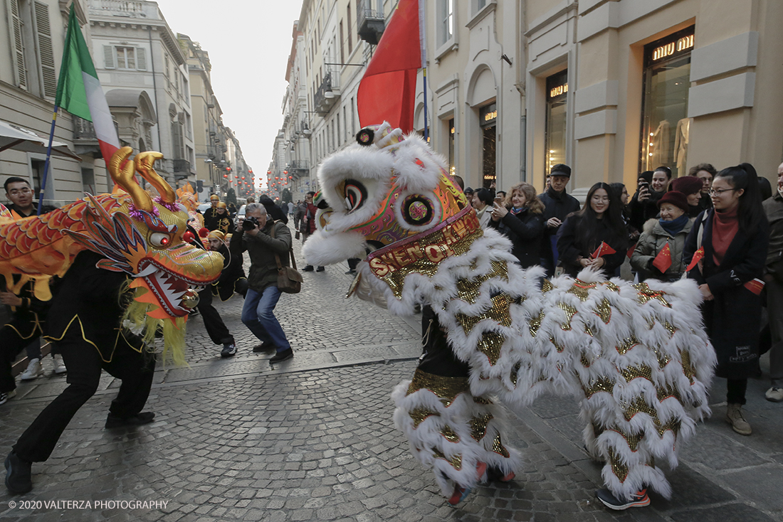 _X9B0759.jpg - 24/01/2020. Torino. Torino festeggia il Capodanno Cinese. Le 10 associazioni che riuniscono la comunitÃ  cinese di Torino hanno organizzato dal 24 al 26 gennaio un ricco programma di appuntamenti ed eventi per celebrare la festa piÃ¹ importante nel paese del Dragone. Nella foto la parata di apertura del capodanno cinese e danza beneaugurale del drago e del leone.