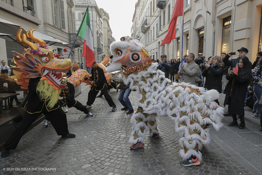 _X9B0761.jpg - 24/01/2020. Torino. Torino festeggia il Capodanno Cinese. Le 10 associazioni che riuniscono la comunitÃ  cinese di Torino hanno organizzato dal 24 al 26 gennaio un ricco programma di appuntamenti ed eventi per celebrare la festa piÃ¹ importante nel paese del Dragone. Nella foto la parata di apertura del capodanno cinese e danza beneaugurale del drago e del leone.