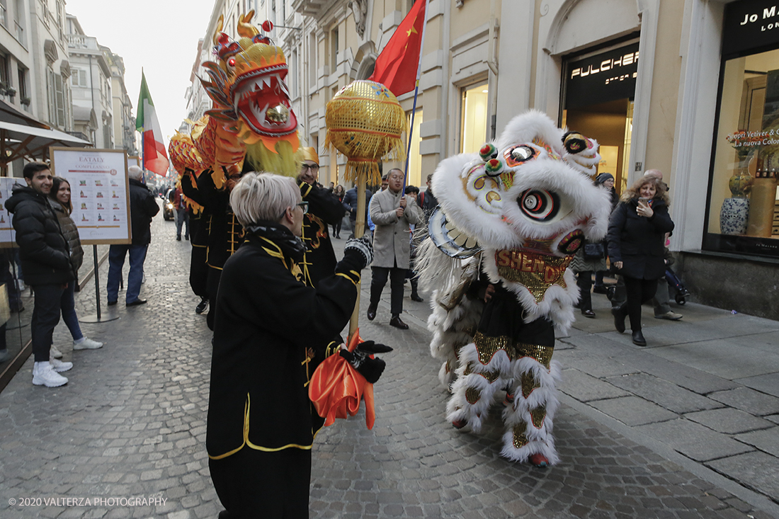 _X9B0771.jpg - 24/01/2020. Torino. Torino festeggia il Capodanno Cinese. Le 10 associazioni che riuniscono la comunitÃ  cinese di Torino hanno organizzato dal 24 al 26 gennaio un ricco programma di appuntamenti ed eventi per celebrare la festa piÃ¹ importante nel paese del Dragone. Nella foto la parata di apertura del capodanno cinese e danza beneaugurale del drago e del leone.