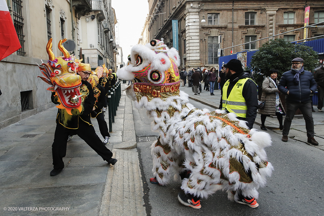 _X9B0809.jpg - 24/01/2020. Torino. Torino festeggia il Capodanno Cinese. Le 10 associazioni che riuniscono la comunitÃ  cinese di Torino hanno organizzato dal 24 al 26 gennaio un ricco programma di appuntamenti ed eventi per celebrare la festa piÃ¹ importante nel paese del Dragone. Nella foto la parata di apertura del capodanno cinese e danza beneaugurale del drago e del leone.