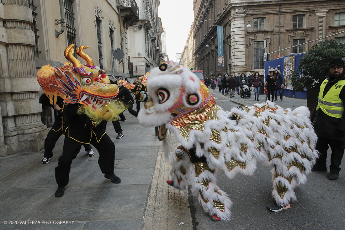 _X9B0814.jpg - 24/01/2020. Torino. Torino festeggia il Capodanno Cinese. Le 10 associazioni che riuniscono la comunitÃ  cinese di Torino hanno organizzato dal 24 al 26 gennaio un ricco programma di appuntamenti ed eventi per celebrare la festa piÃ¹ importante nel paese del Dragone. Nella foto la parata di apertura del capodanno cinese e danza beneaugurale del drago e del leone.