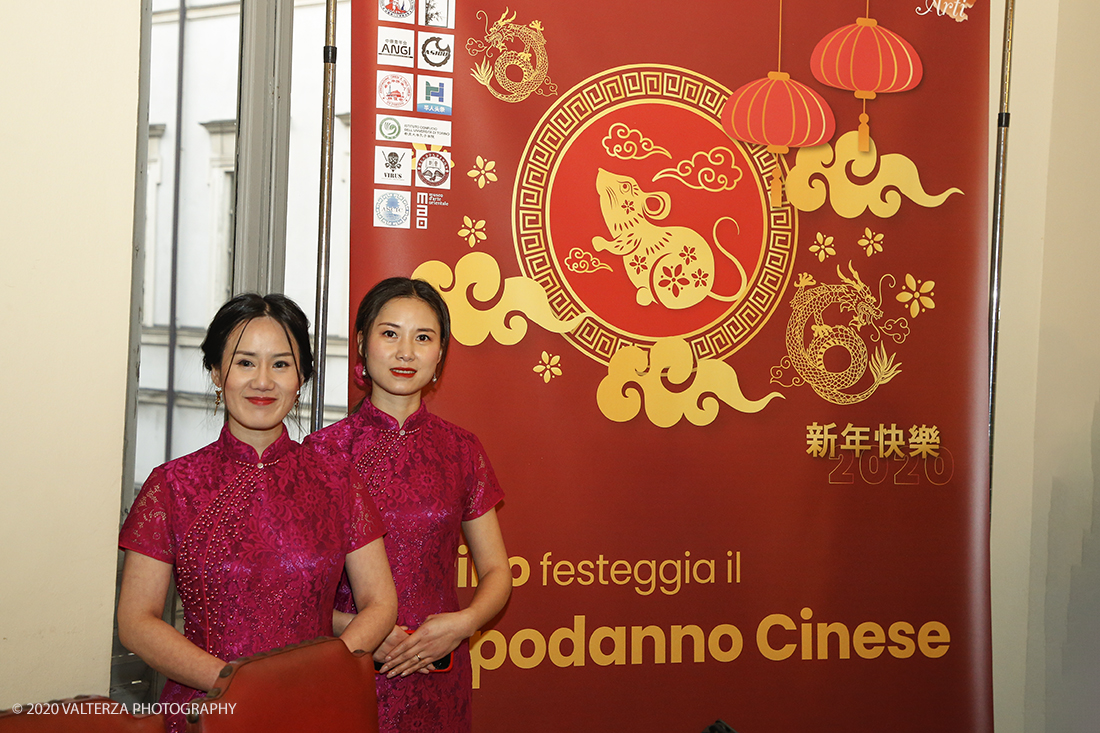 _X9B0831.jpg - 24/01/2020. Torino. Torino festeggia il Capodanno Cinese. Le 10 associazioni che riuniscono la comunitÃ  cinese di Torino hanno organizzato dal 24 al 26 gennaio un ricco programma di appuntamenti ed eventi per celebrare la festa piÃ¹ importante nel paese del Dragone. Nella foto hostess cinesi.