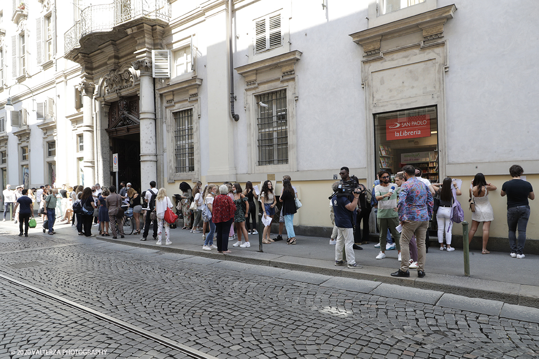 _G3I3339.jpg - 16/07/2020. Torino. Tutti in coda, dalle 10 del mattino davanti a Palazzo Saluzzo Paesana, per il casting del nuovo film diretto da Ronn Moss . Un film che si intitola Â«Viaggio a sorpresaÂ» e che verrÃ  girato da settembre in Puglia. Il casting Ã¨ organizzato dalla torinese CDH Cinema District Hub di Mirella Rocca e Domenico Barbano. Nella foto in coda per la strada davanti a Palazzo Paesana per partecipare  al casting