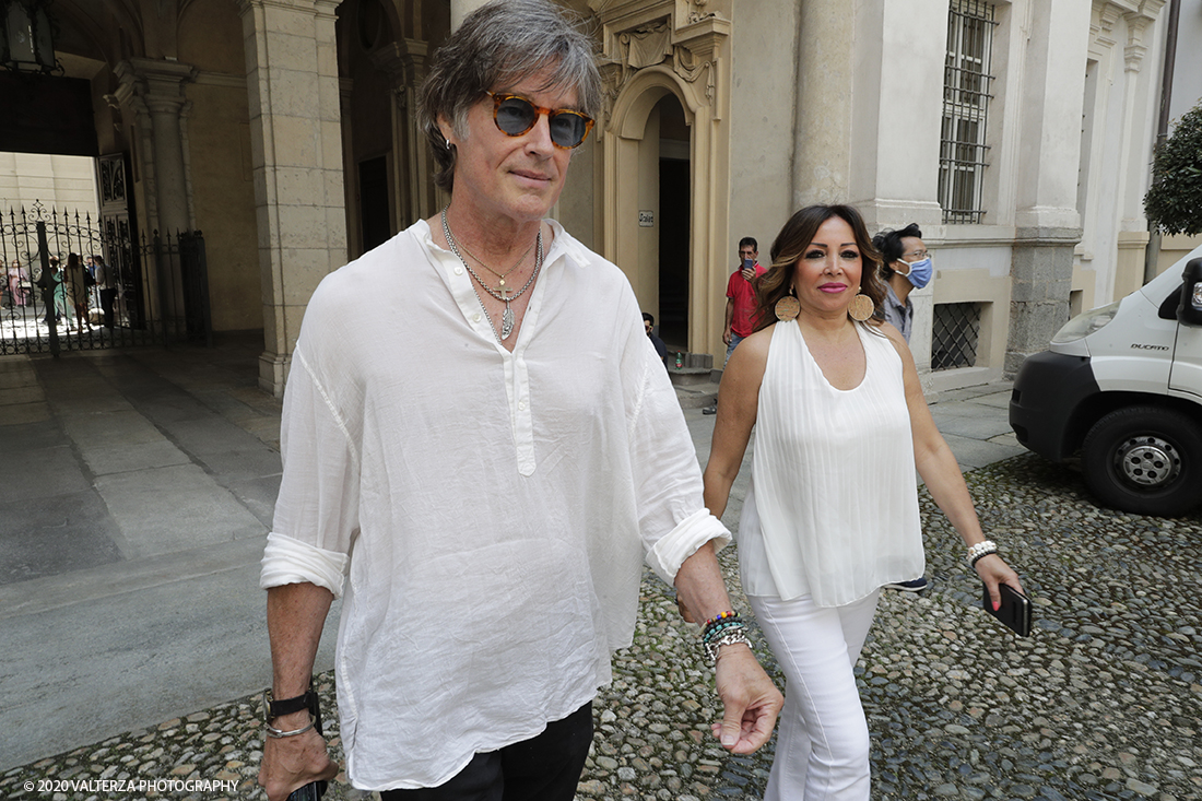 _G3I3385.jpg - 16/07/2020. Torino. Tutti in coda, dalle 10 del mattino davanti a Palazzo Saluzzo Paesana, per il casting del nuovo film diretto da Ronn Moss . Un film che si intitola Â«Viaggio a sorpresaÂ» e che verrÃ  girato da settembre in Puglia. Il casting Ã¨ organizzato dalla torinese CDH Cinema District Hub di Mirella Rocca e Domenico Barbano. Nella foto Ronn Moss arriva al casting accompagnato dalla organizzatrice Mirella Rocca.