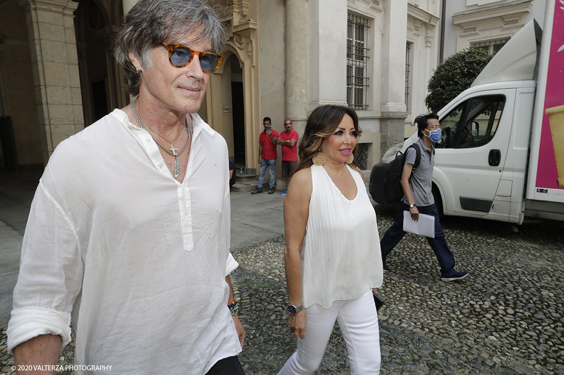 _G3I3386.jpg - 16/07/2020. Torino. Tutti in coda, dalle 10 del mattino davanti a Palazzo Saluzzo Paesana, per il casting del nuovo film diretto da Ronn Moss . Un film che si intitola Â«Viaggio a sorpresaÂ» e che verrÃ  girato da settembre in Puglia. Il casting Ã¨ organizzato dalla torinese CDH Cinema District Hub di Mirella Rocca e Domenico Barbano. Nella foto Ronn Moss arriva al casting accompagnato dalla organizzatrice Mirella Rocca.