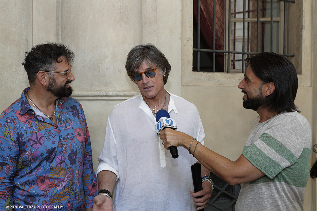 _G3I3520.jpg - 16/07/2020. Torino. Tutti in coda, dalle 10 del mattino davanti a Palazzo Saluzzo Paesana, per il casting del nuovo film diretto da Ronn Moss . Un film che si intitola Â«Viaggio a sorpresaÂ» e che verrÃ  girato da settembre in Puglia. Il casting Ã¨ organizzato dalla torinese CDH Cinema District Hub di Mirella Rocca e Domenico Barbano. Nella foto Ronn Moss intervistato da Luca&Max di Poltronissima.