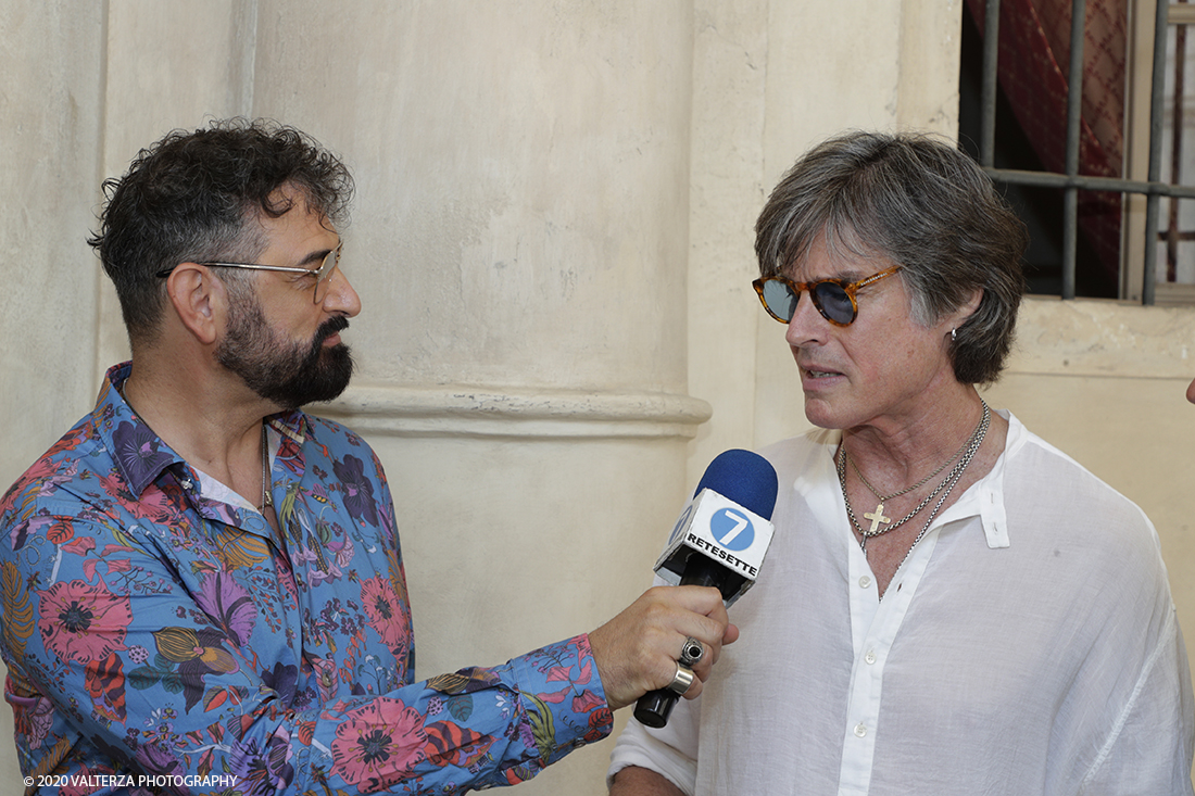 _G3I3526.jpg - 16/07/2020. Torino. Tutti in coda, dalle 10 del mattino davanti a Palazzo Saluzzo Paesana, per il casting del nuovo film diretto da Ronn Moss . Un film che si intitola Â«Viaggio a sorpresaÂ» e che verrÃ  girato da settembre in Puglia. Il casting Ã¨ organizzato dalla torinese CDH Cinema District Hub di Mirella Rocca e Domenico Barbano. Nella foto Ronn Moss intervistato da Luca&Max di Poltronissima.