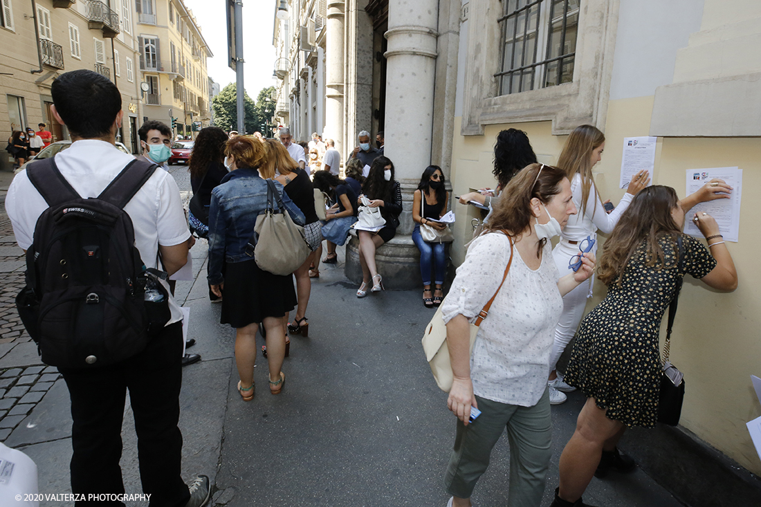 _X9B2129.jpg - 16/07/2020. Torino. Tutti in coda, dalle 10 del mattino davanti a Palazzo Saluzzo Paesana, per il casting del nuovo film diretto da Ronn Moss . Un film che si intitola Â«Viaggio a sorpresaÂ» e che verrÃ  girato da settembre in Puglia. Il casting Ã¨ organizzato dalla torinese CDH Cinema District Hub di Mirella Rocca e Domenico Barbano. Nella foto in coda per la strada davanti a Palazzo Paesana per partecipare  al casting