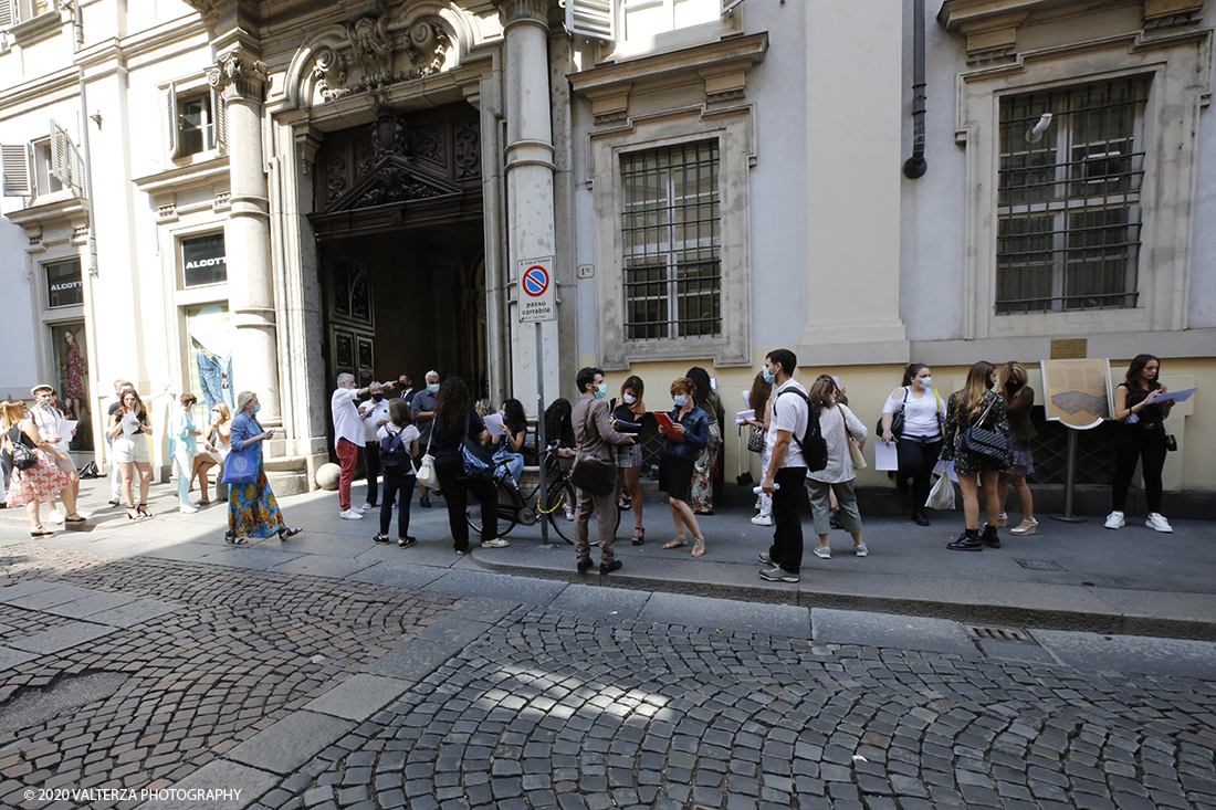 _X9B2147.jpg - 16/07/2020. Torino. Tutti in coda, dalle 10 del mattino davanti a Palazzo Saluzzo Paesana, per il casting del nuovo film diretto da Ronn Moss . Un film che si intitola Â«Viaggio a sorpresaÂ» e che verrÃ  girato da settembre in Puglia. Il casting Ã¨ organizzato dalla torinese CDH Cinema District Hub di Mirella Rocca e Domenico Barbano. Nella foto in coda per la strada davanti a Palazzo Paesana per partecipare  al casting