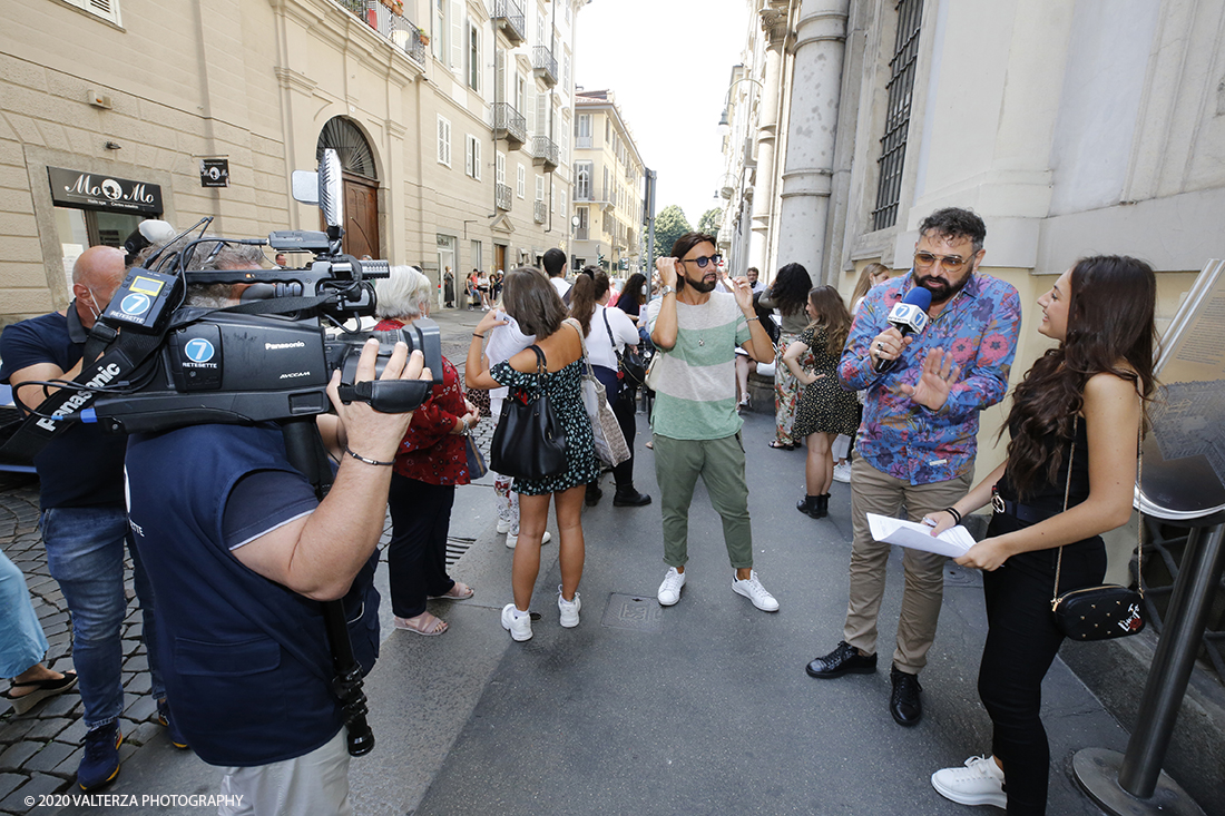 _X9B2168.jpg - 16/07/2020. Torino. Tutti in coda, dalle 10 del mattino davanti a Palazzo Saluzzo Paesana, per il casting del nuovo film diretto da Ronn Moss . Un film che si intitola Â«Viaggio a sorpresaÂ» e che verrÃ  girato da settembre in Puglia. Il casting Ã¨ organizzato dalla torinese CDH Cinema District Hub di Mirella Rocca e Domenico Barbano. Nella foto interviste di Luca&Max conduttori della trasmissione Poltronissima tra la gente in attesa nella strada per partecipare al casting