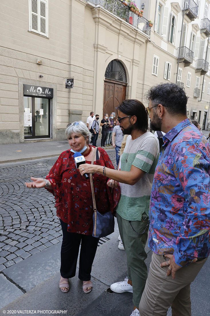 _X9B2176.jpg - 16/07/2020. Torino. Tutti in coda, dalle 10 del mattino davanti a Palazzo Saluzzo Paesana, per il casting del nuovo film diretto da Ronn Moss . Un film che si intitola Â«Viaggio a sorpresaÂ» e che verrÃ  girato da settembre in Puglia. Il casting Ã¨ organizzato dalla torinese CDH Cinema District Hub di Mirella Rocca e Domenico Barbano. Nella foto interviste di Luca&Max conduttori della trasmissione Poltronissima tra la gente in attesa nella strada per partecipare al casting