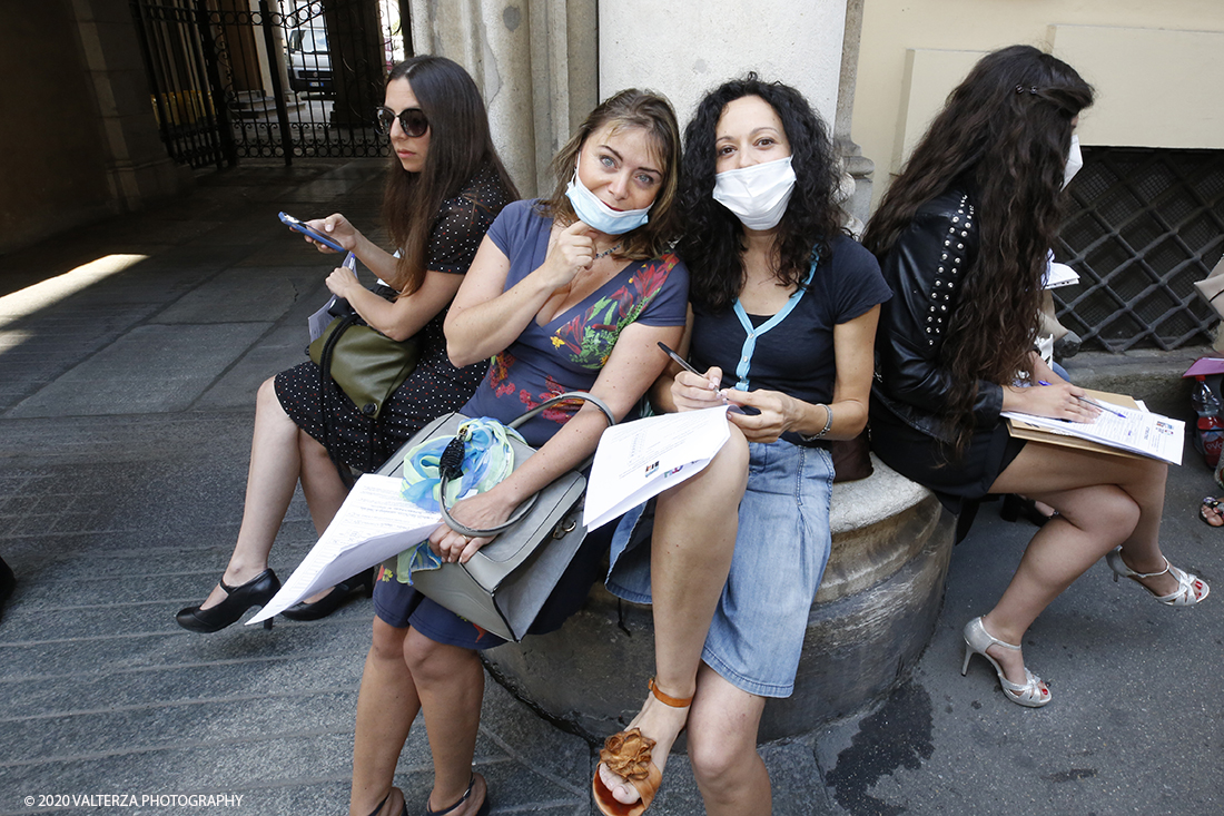 _X9B2195.jpg - 16/07/2020. Torino. Tutti in coda, dalle 10 del mattino davanti a Palazzo Saluzzo Paesana, per il casting del nuovo film diretto da Ronn Moss . Un film che si intitola Â«Viaggio a sorpresaÂ» e che verrÃ  girato da settembre in Puglia. Il casting Ã¨ organizzato dalla torinese CDH Cinema District Hub di Mirella Rocca e Domenico Barbano. Nella foto in coda per la strada davanti a Palazzo Paesana per partecipare  al casting