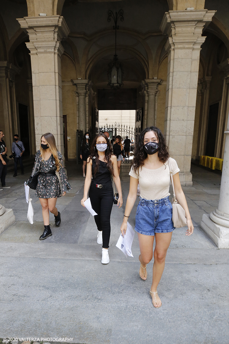 _X9B2235.jpg - 16/07/2020. Torino. Tutti in coda, dalle 10 del mattino davanti a Palazzo Saluzzo Paesana, per il casting del nuovo film diretto da Ronn Moss . Un film che si intitola Â«Viaggio a sorpresaÂ» e che verrÃ  girato da settembre in Puglia. Il casting Ã¨ organizzato dalla torinese CDH Cinema District Hub di Mirella Rocca e Domenico Barbano. Nella foto candidate in arrivo a palazzo Paesana per il casting