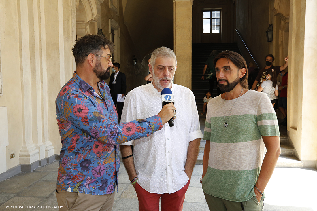 _X9B2327.jpg - 16/07/2020. Torino. Tutti in coda, dalle 10 del mattino davanti a Palazzo Saluzzo Paesana, per il casting del nuovo film diretto da Ronn Moss . Un film che si intitola Â«Viaggio a sorpresaÂ» e che verrÃ  girato da settembre in Puglia. Il casting Ã¨ organizzato dalla torinese CDH Cinema District Hub di Mirella Rocca e Domenico Barbano. Nella foto Luca&Max intervistano Domenico Barbano padrone di casa ed organizzatore del Casting