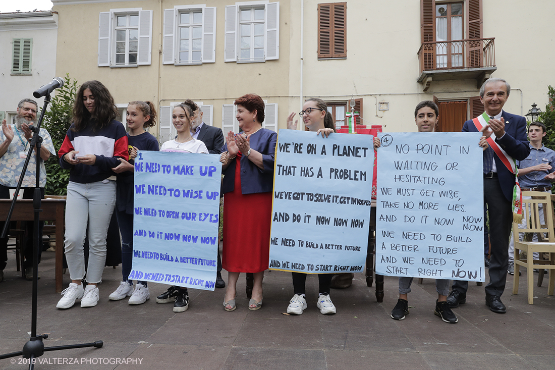 _G3I4913.jpg - 20/09/2019. Bra. Inaugurazione di Cheese 2019 con la presenza della ministra dell'agricoltura Teresa Bellanova.. Nella foto studenti delle scuole locali manifestano sul palco secondo la tradizione del Friday for future.