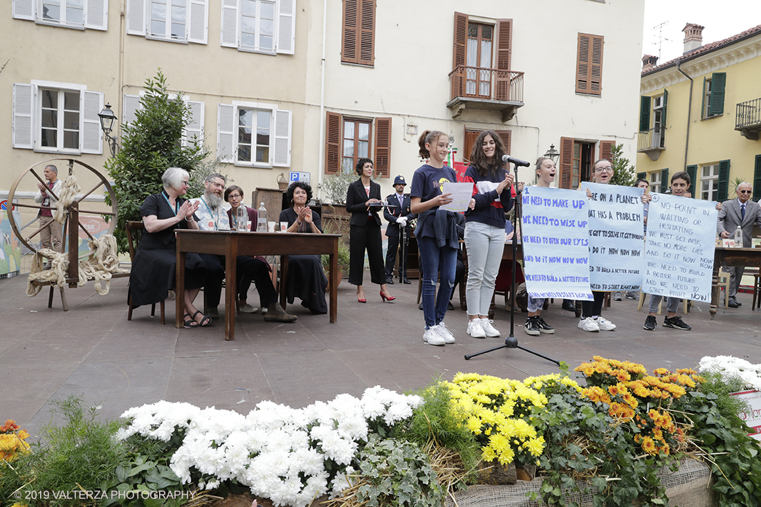 _G3I4955.jpg - 20/09/2019. Bra. Inaugurazione di Cheese 2019 con la presenza della ministra dell'agricoltura Teresa Bellanova.. Nella foto studenti delle scuole locali manifestano sul palco secondo la tradizione del Friday for future.