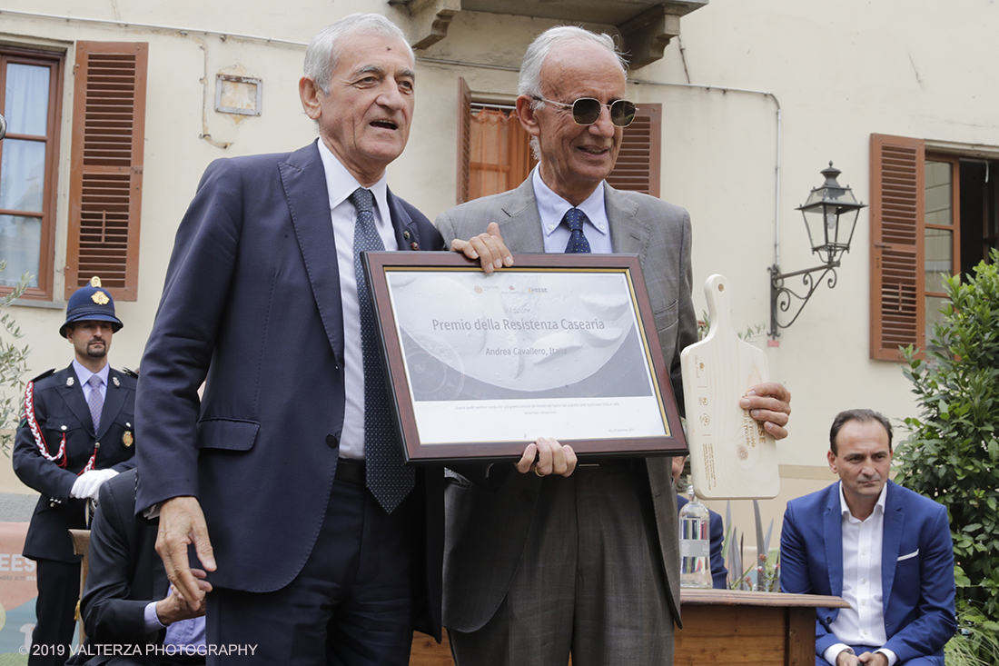 _G3I5051.jpg - 20/09/2019. Bra. Inaugurazione di Cheese 2019 con la presenza della ministra dell'agricoltura Teresa Bellanova.. Nella foto conferimento del premio della resistenza casearia ANDREA CAVALLERO, ITALIA