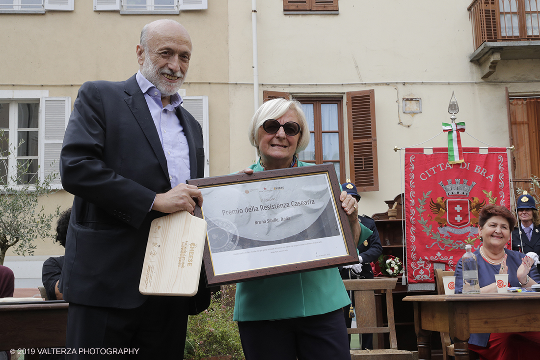 _G3I5091.jpg - 20/09/2019. Bra. Inaugurazione di Cheese 2019 con la presenza della ministra dell'agricoltura Teresa Bellanova.. Nella foto conferimento del premio della resistenza casearia a BRUNA SIBILLA, ITALIA