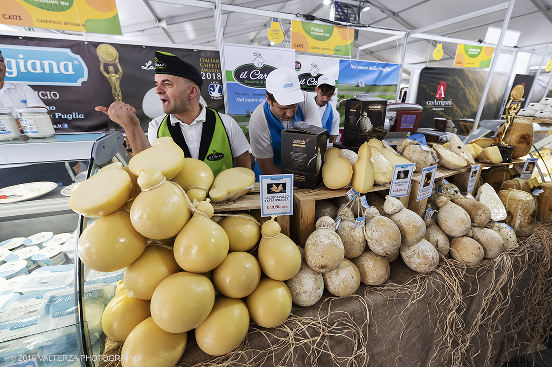 _G3I5381.jpg - 20/09/2019. Bra. Tema: "Naturale Ã¨ possibile"  Tema cruciale per il futuro del cibo, Naturale Ã¨ possibile costituisce idealmente una tappa del percorso che, partendo dal latte crudo, approda ai formaggi naturali, ovvero senza â€œbustineâ€� (batteri selezionati in laboratorio e riprodotti industrialmente da pochissime multinazionali), per dimostrare che essi sono piÃ¹ ricchi di biodiversitÃ  e autentica espressione dei territori di origine. E per ribadire che il ritorno a questo stile di produzione richiede piÃ¹ tempo e piÃ¹ esperienza, ma non Ã¨ affatto irrealizzabile.