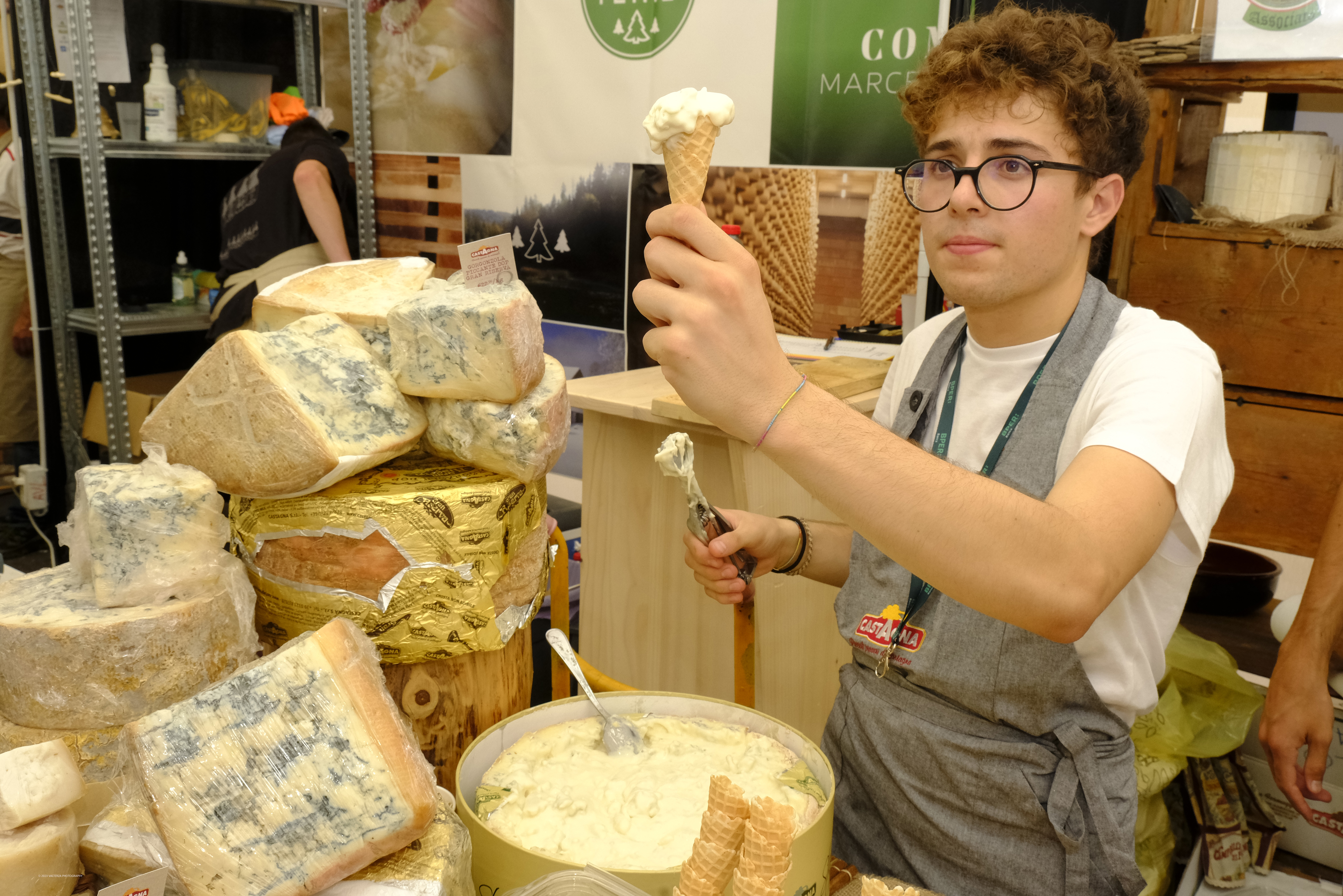 _DSF6038.jpg - 17/09/2023. Bra (CN). I formaggi piemontesi a Cheese 2023. Nella foto i conetti allo strach'in di Castagna distribuzione Alimentare