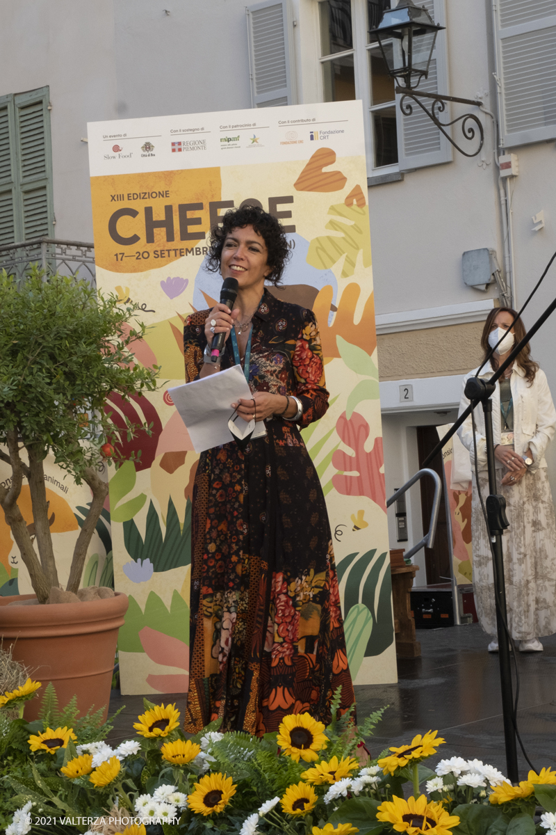 _DSF1093.jpg - 17/09/2021. Bra. Cheese, la manifestazione internazionale dedicata alle forme del latte, si tiene a Bra (Cn) dal 17 al 20 settembre 2021. Nella foto  Carla Coccolo di Slow Food introduce la cerimonia.