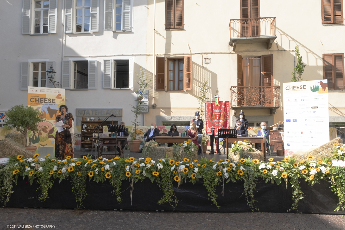 _DSF1109.jpg - 17/09/2021. Bra. Cheese, la manifestazione internazionale dedicata alle forme del latte, si tiene a Bra (Cn) dal 17 al 20 settembre 2021. Nella foto Carla Coccolo di Slow Food introduce la cerimonia.