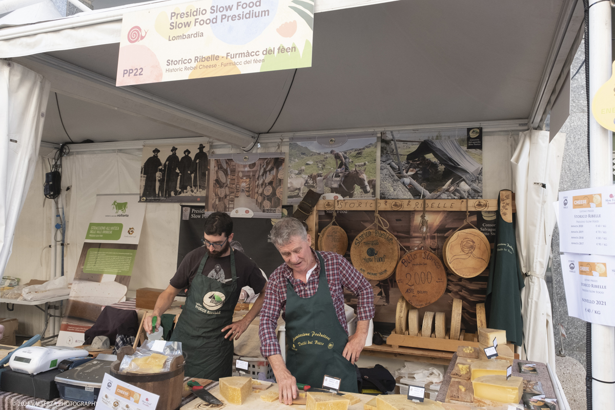 _DSF1589.jpg - 17/09/2021. Bra. Cheese Ã¨  la piÃ¹ importante fiera italiana dedicata al formaggio ai latticini ed al latte crudo. Nella foto stand di presidi slow food, nello specifico quello di Paolo Ciapparelli insignito del premio di Resistenza Casearia