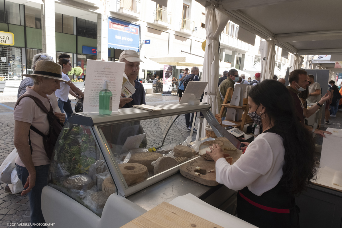 _DSF1677.jpg - 17/09/2021. Bra. Cheese Ã¨  la piÃ¹ importante fiera italiana dedicata al formaggio ai latticini ed al latte crudo. Nella foto stand di presidi slow food, nello specifico quello di Angela Saba insignita del premio di Resistenza Casearia