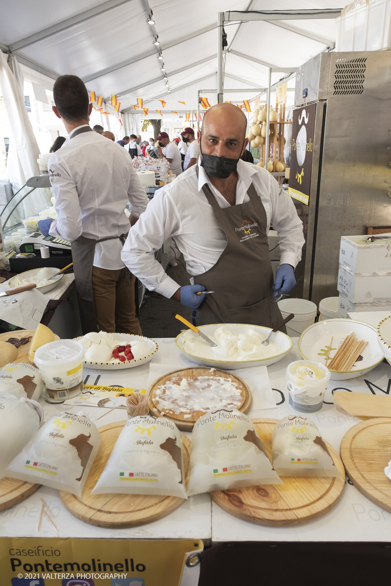 _DSF1705.jpg - 17/09/2021. Bra. Cheese Ã¨  la piÃ¹ importante fiera italiana dedicata al formaggio ai latticini ed al latte crudo. Nella foto stand di una delle due aree denominate Mercato del Formaggio