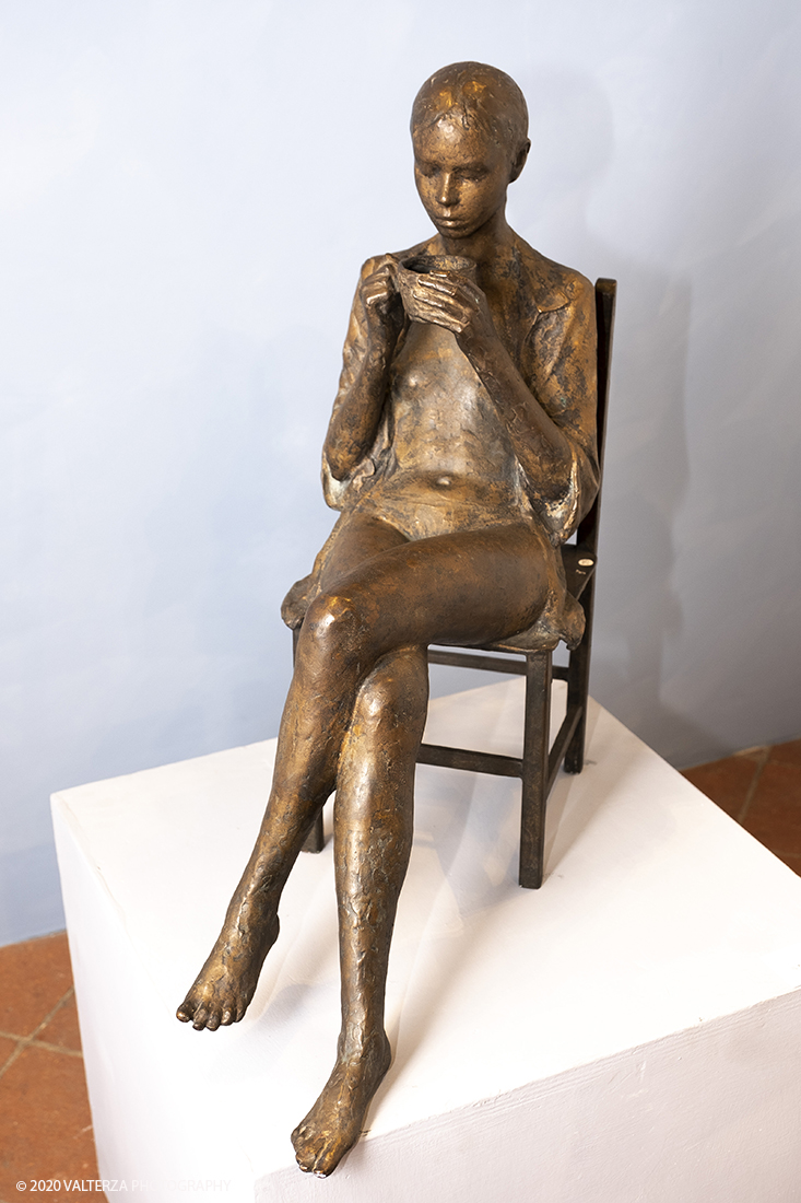 _DSF7663.jpg - 15/06/2020.  Cherasco. Anche in una cittadina come Cherasco l'Arte, la Cultura e la Storia sono una potente leva per riprendersi dal lockdown. Due mostre di scultori, un grande maestro come Sergio Unia e la brava emergente Lisena Aresu sono le leve della ripartenza del turismo a Cherasco che ha  un centro storico caratterizzato da notevoli monumenti e palazzi del passato. Nella foto scultura di Sergio Unia, Il mattino, 1991