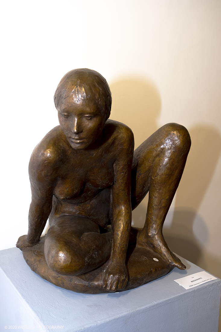 _DSF7672.jpg - 15/06/2020.  Cherasco. Anche in una cittadina come Cherasco l'Arte, la Cultura e la Storia sono una potente leva per riprendersi dal lockdown. Due mostre di scultori, un grande maestro come Sergio Unia e la brava emergente Lisena Aresu sono le leve della ripartenza del turismo a Cherasco che ha  un centro storico caratterizzato da notevoli monumenti e palazzi del passato. Nella foto scultura di Sergio Unia, Bagnante, 2008
