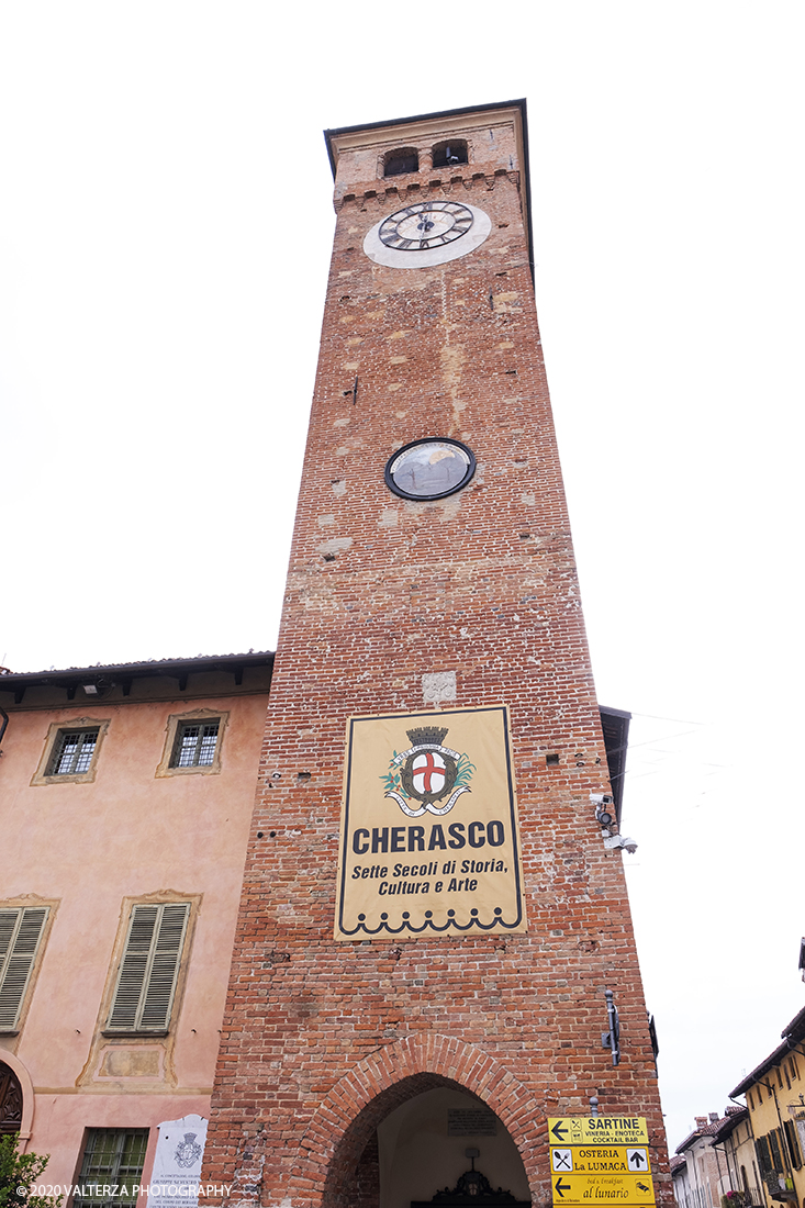 _DSF7818.jpg - 15/06/2020.  Cherasco. Anche in una cittadina come Cherasco l'Arte, la Cultura e la Storia sono una potente leva per riprendersi dal lockdown. Due mostre di scultori, un grande maestro come Sergio Unia e la brava emergente Lisena Aresu sono le leve della ripartenza del turismo a Cherasco che ha  un centro storico caratterizzato da notevoli monumenti e palazzi del passato. Nella foto  torre municipale in centro cittÃ 