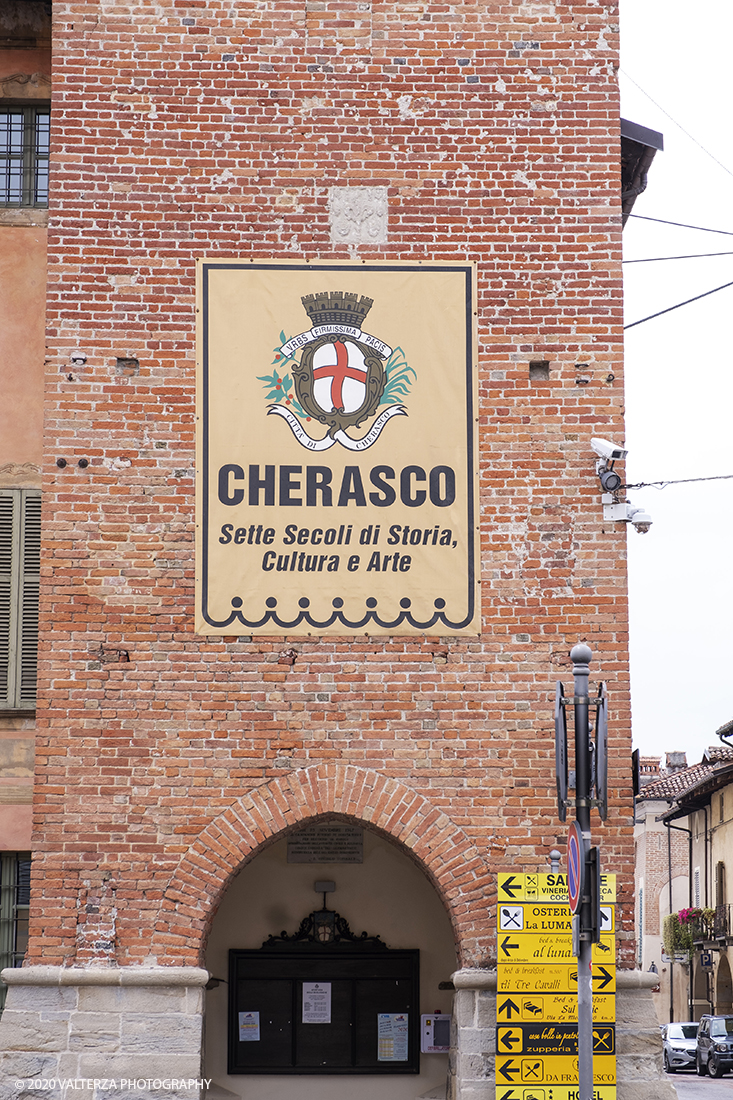 _DSF7824.jpg - 15/06/2020.  Cherasco. Anche in una cittadina come Cherasco l'Arte, la Cultura e la Storia sono una potente leva per riprendersi dal lockdown. Due mostre di scultori, un grande maestro come Sergio Unia e la brava emergente Lisena Aresu sono le leve della ripartenza del turismo a Cherasco che ha  un centro storico caratterizzato da notevoli monumenti e palazzi del passato. Nella foto  torre municipale in centro cittÃ 