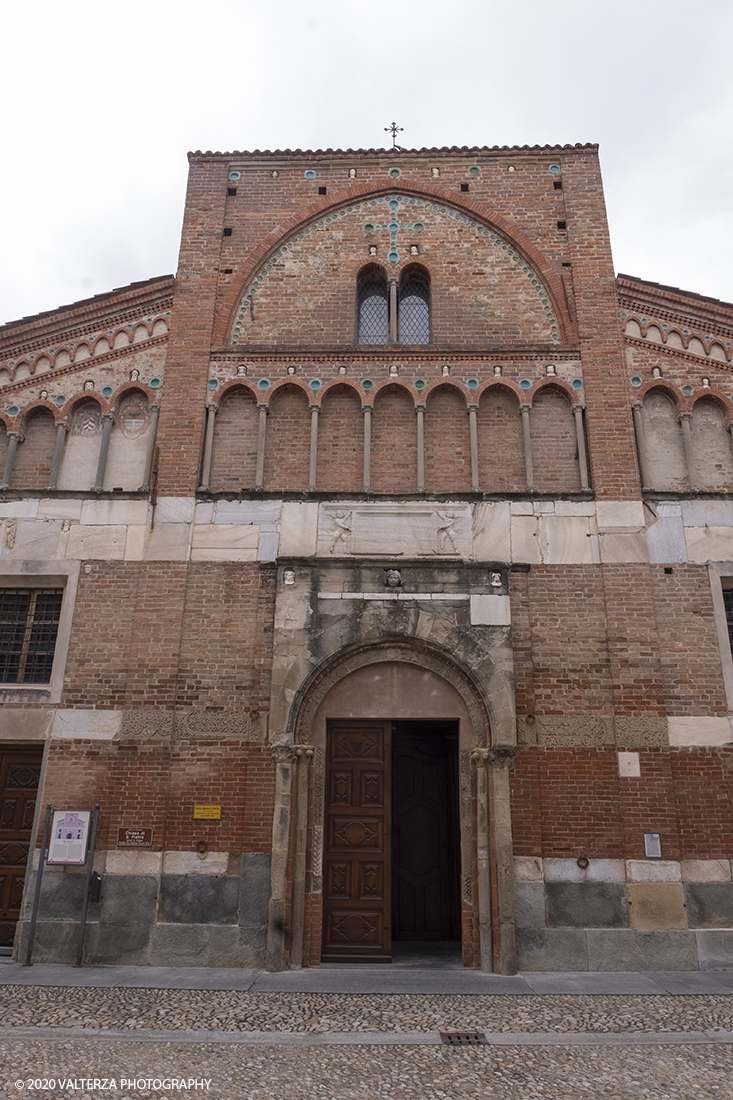 _DSF7853.jpg - 15/06/2020.  Cherasco. Anche in una cittadina come Cherasco l'Arte, la Cultura e la Storia sono una potente leva per riprendersi dal lockdown. Due mostre di scultori, un grande maestro come Sergio Unia e la brava emergente Lisena Aresu sono le leve della ripartenza del turismo a Cherasco che ha  un centro storico caratterizzato da notevoli monumenti e palazzi del passato. Nella foto Chiesa di San Pietro il monumento piÃ¹ antico della cittÃ  (sec.XIII)