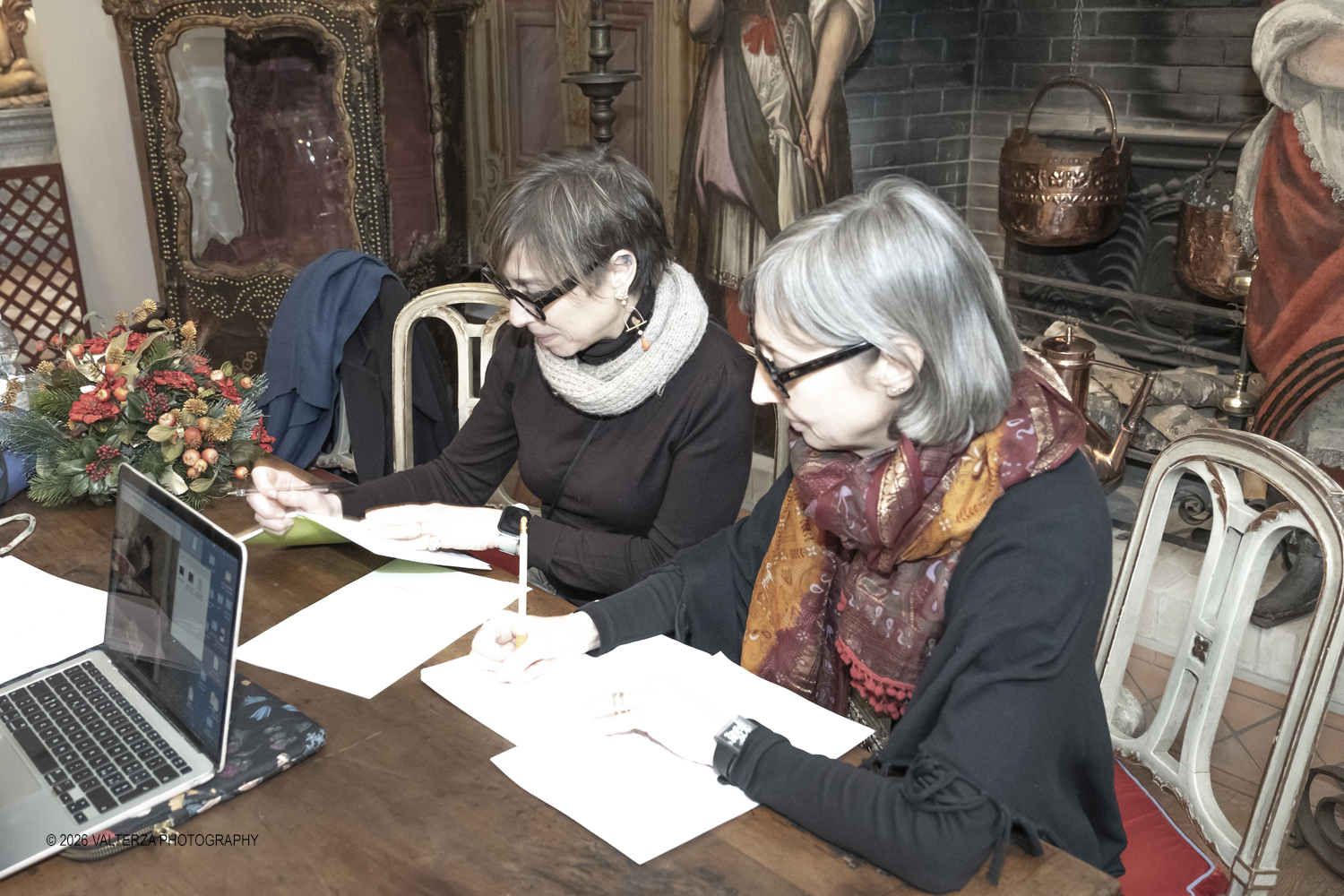 DSCF1949.jpg - 13/02/2026. Torino. Museo Accorsi-Ometto. Laboratorio di scrittura. Come scrivere un racconto dâ€™amore e glassarlo al cioccolato. Docente Stefania Bertola. Nella foto  la docente Stefania Bertola propone soggetti di ispirazione per i partecipanti