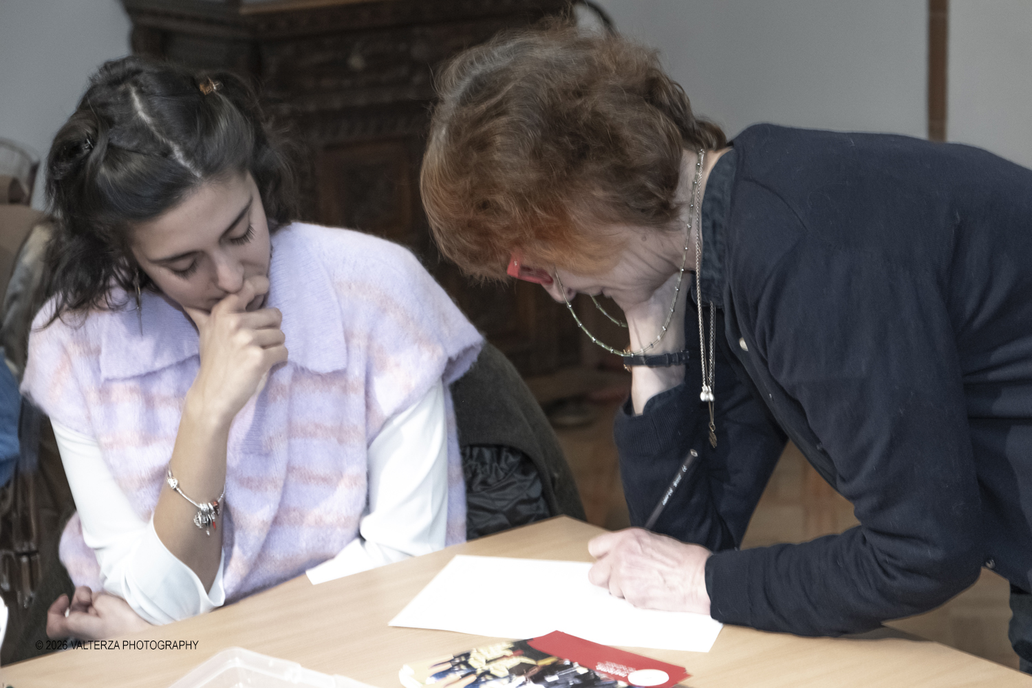 DSCF1981.jpg - 13/02/2026. Torino. Museo Accorsi-Ometto. Laboratorio di scrittura. Come scrivere un racconto dâ€™amore e glassarlo al cioccolato. Docente Stefania Bertola. Nella foto la docente legge e commenta  quanto realizzato in dialogo con i partecipanti
