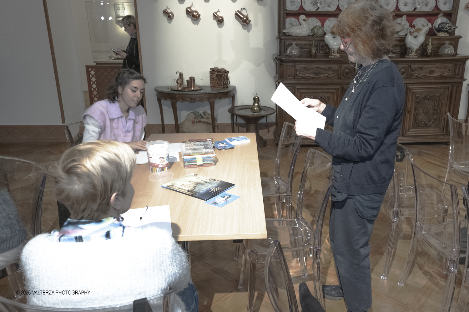 DSCF1985.jpg - 13/02/2026. Torino. Museo Accorsi-Ometto. Laboratorio di scrittura. Come scrivere un racconto dâ€™amore e glassarlo al cioccolato. Docente Stefania Bertola. Nella foto la docente legge e commenta  quanto realizzato in dialogo con i partecipanti