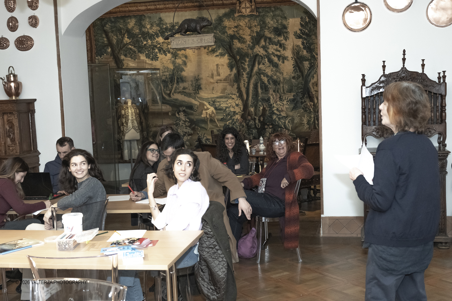 DSCF2008.jpg - 13/02/2026. Torino. Museo Accorsi-Ometto. Laboratorio di scrittura. Come scrivere un racconto dâ€™amore e glassarlo al cioccolato. Docente Stefania Bertola. Nella foto la docente legge e commenta  quanto realizzato in dialogo con i partecipanti