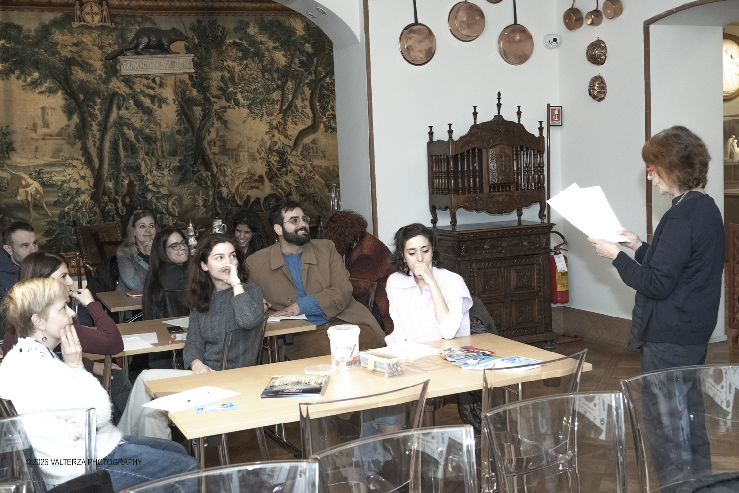 DSCF2009.jpg - 13/02/2026. Torino. Museo Accorsi-Ometto. Laboratorio di scrittura. Come scrivere un racconto dâ€™amore e glassarlo al cioccolato. Docente Stefania Bertola. Nella foto la docente legge e commenta  quanto realizzato in dialogo con i partecipanti