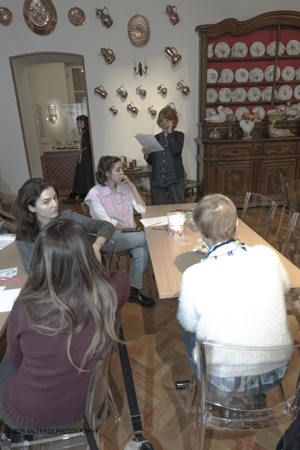 DSCF2012.jpg - 13/02/2026. Torino. Museo Accorsi-Ometto. Laboratorio di scrittura. Come scrivere un racconto dâ€™amore e glassarlo al cioccolato. Docente Stefania Bertola. Nella foto la docente legge e commenta  quanto realizzato in dialogo con i partecipanti