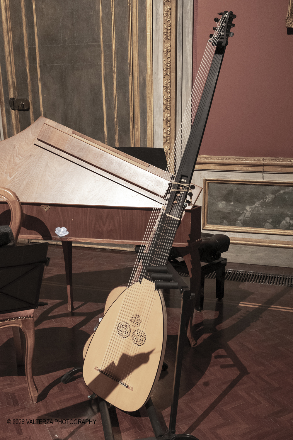DSCF2017.jpg - 17/02/2026. Torino. A Palazzo Barolo nel Salone delle Feste, e' andato in scena  Carnevale Barocco - Musica & Cioccolato, uno spettacolo che intreccia storia, musica e gusto a chiusura della manifestazione. Nella foto  strumenti musicali d'epoca o fedeli riproduzioni usate nel concerto