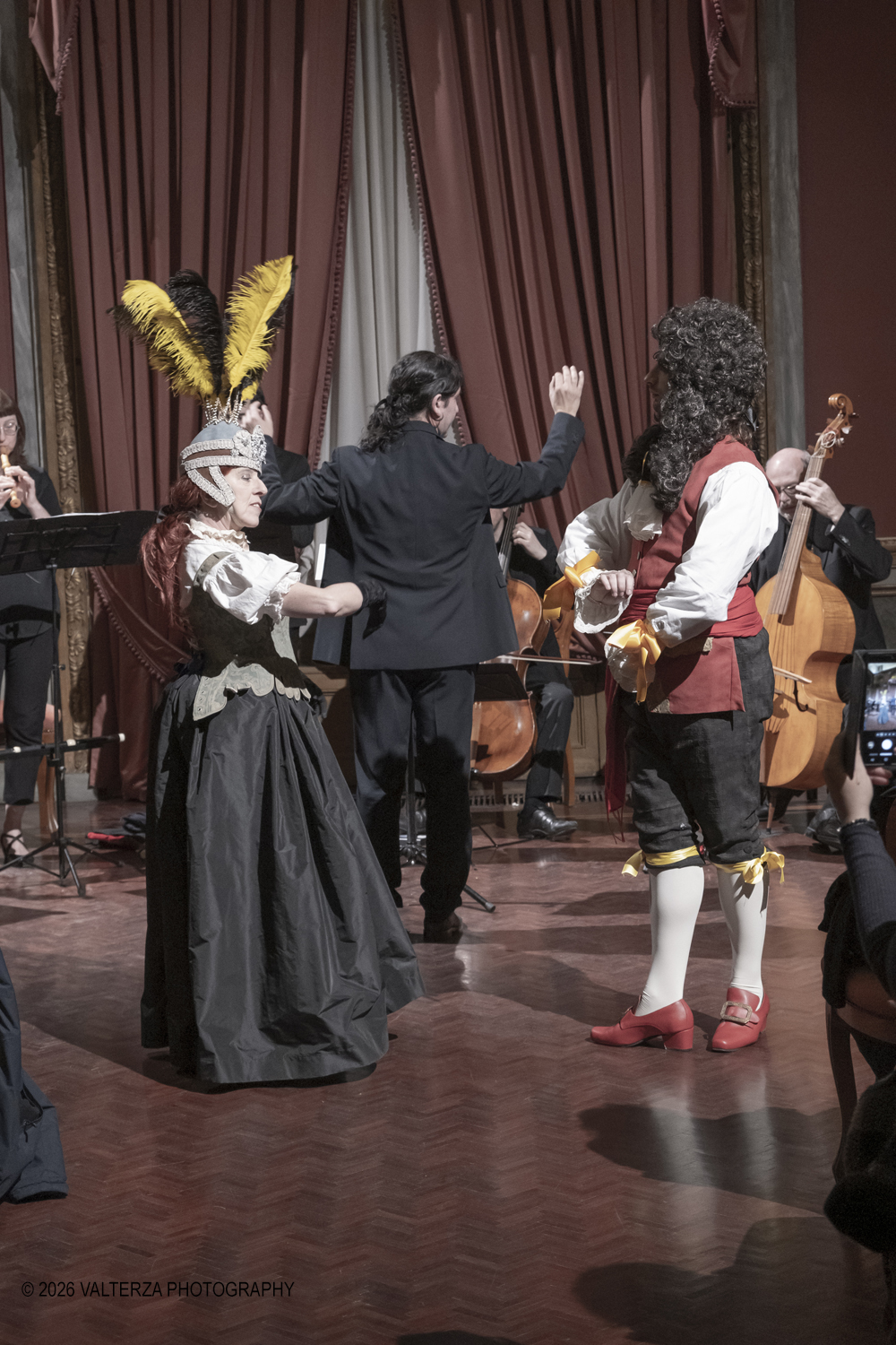 DSCF2470.jpg - 17/02/2026. Torino. A Palazzo Barolo nel Salone delle Feste, e' andato in scena  Carnevale Barocco - Musica & Cioccolato, uno spettacolo che intreccia storia, musica e gusto a chiusura della manifestazione. Nella foto  balli d'epoca di due dei rievocatori