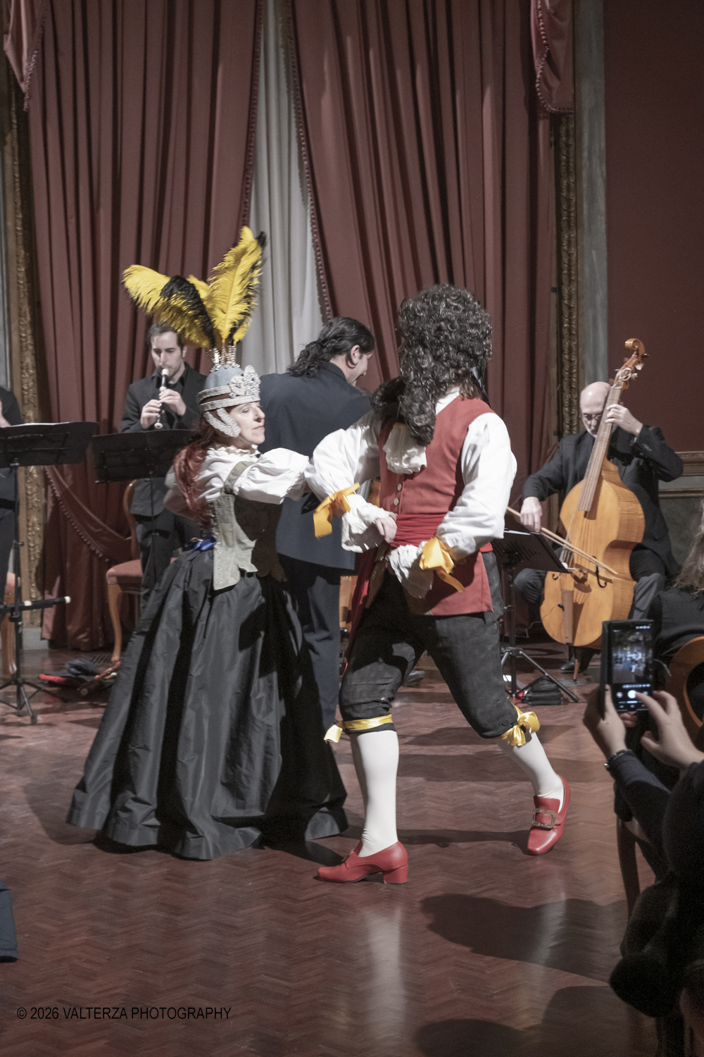 DSCF2473.jpg - 17/02/2026. Torino. A Palazzo Barolo nel Salone delle Feste, e' andato in scena  Carnevale Barocco - Musica & Cioccolato, uno spettacolo che intreccia storia, musica e gusto a chiusura della manifestazione. Nella foto balli d'epoca di due dei rievocatori