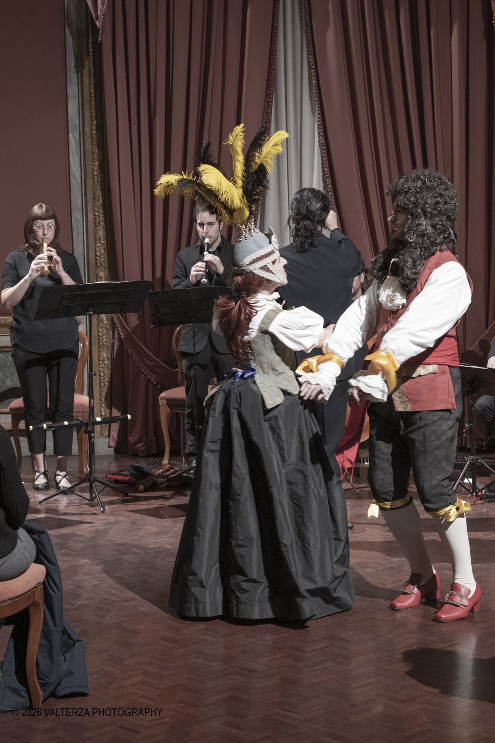 DSCF2478.jpg - 17/02/2026. Torino. A Palazzo Barolo nel Salone delle Feste, e' andato in scena  Carnevale Barocco - Musica & Cioccolato, uno spettacolo che intreccia storia, musica e gusto a chiusura della manifestazione. Nella foto balli d'epoca di due dei rievocatori