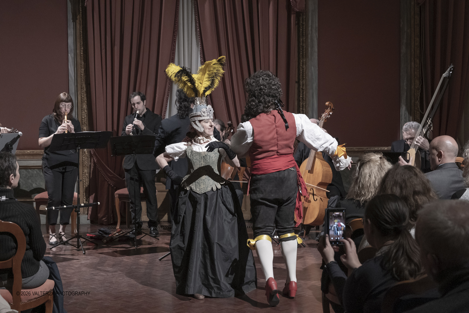 DSCF2483.jpg - 17/02/2026. Torino. A Palazzo Barolo nel Salone delle Feste, e' andato in scena  Carnevale Barocco - Musica & Cioccolato, uno spettacolo che intreccia storia, musica e gusto a chiusura della manifestazione. Nella foto balli d'epoca di due dei rievocatori