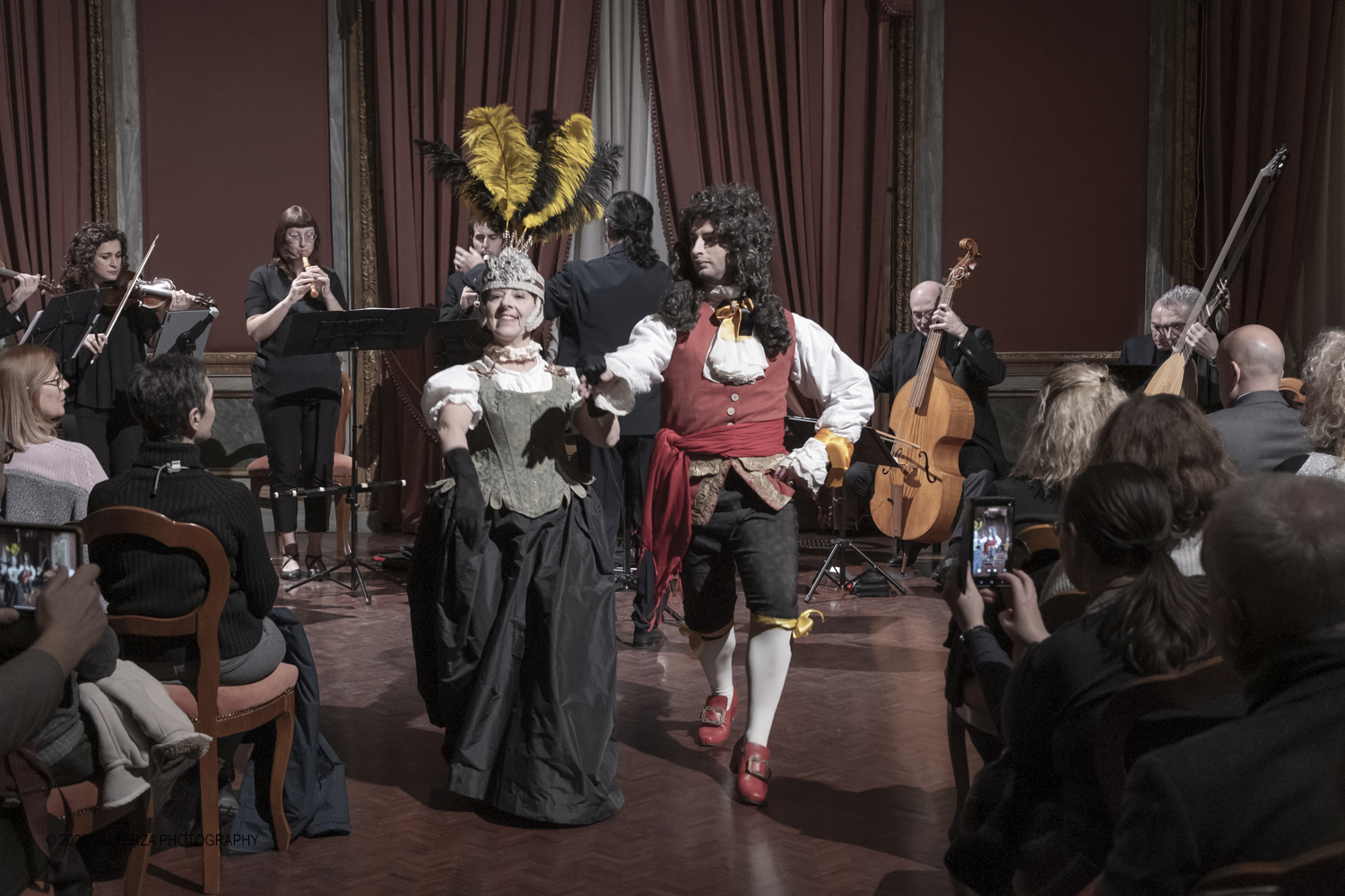 DSCF2488.jpg - 17/02/2026. Torino. A Palazzo Barolo nel Salone delle Feste, e' andato in scena  Carnevale Barocco - Musica & Cioccolato, uno spettacolo che intreccia storia, musica e gusto a chiusura della manifestazione. Nella foto balli d'epoca di due dei rievocatori