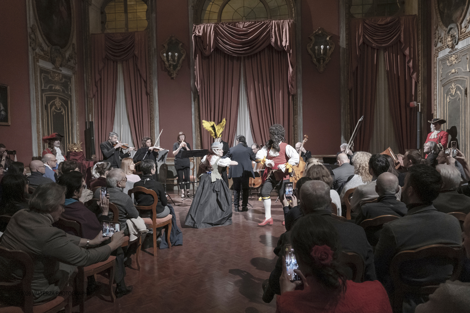 DSCF2492.jpg - 17/02/2026. Torino. A Palazzo Barolo nel Salone delle Feste, e' andato in scena  Carnevale Barocco - Musica & Cioccolato, uno spettacolo che intreccia storia, musica e gusto a chiusura della manifestazione. Nella foto balli d'epoca di due dei rievocatori