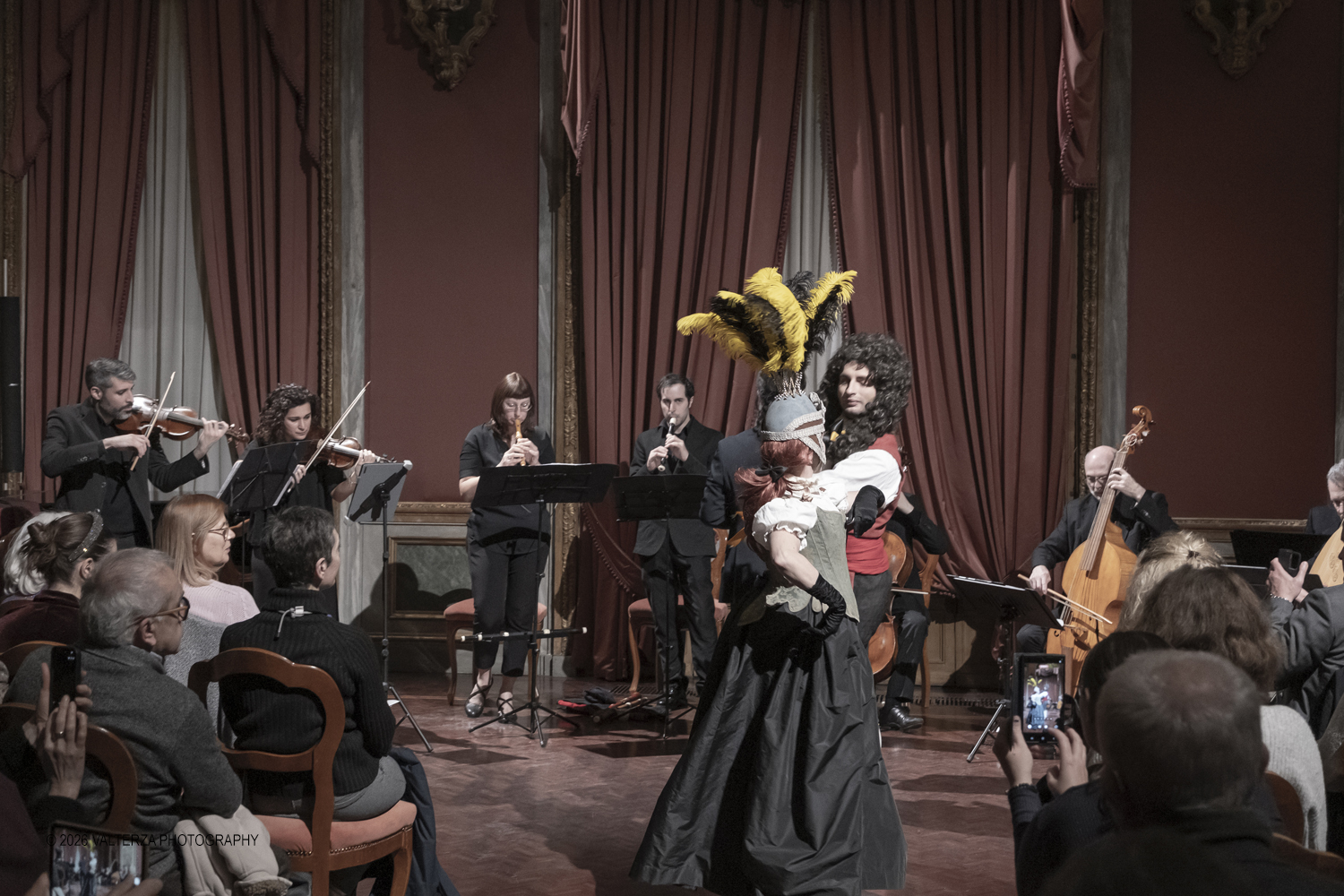 DSCF2495.jpg - 17/02/2026. Torino. A Palazzo Barolo nel Salone delle Feste, e' andato in scena  Carnevale Barocco - Musica & Cioccolato, uno spettacolo che intreccia storia, musica e gusto a chiusura della manifestazione. Nella foto balli d'epoca di due dei rievocatori